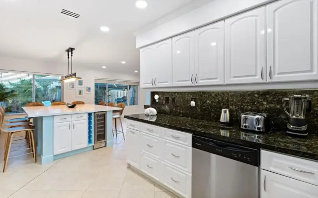 Walking From the Beach 3Br Villa
