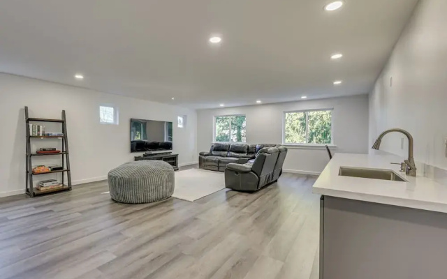 Waterfront Patio! Stylish Family Home in Everett