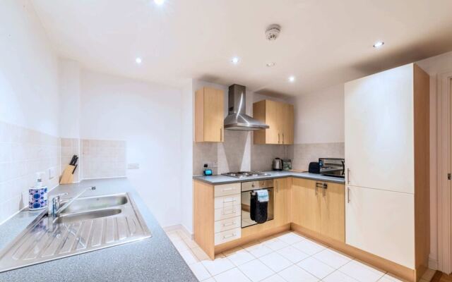 Modern Apartment in City Centre With Balcony
