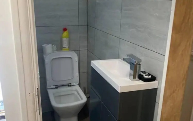 Lovely 3-bed House in Potters Bar Jacuzzi & 75inch