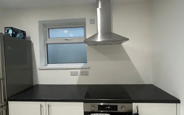 Modern Cosy Spacious 4 Bedroom House