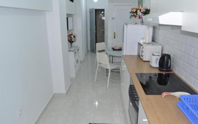 Stunning 2 Bedroom Apartment Fully Refurbished With Air-conditioning