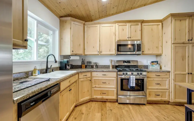 Walk to Dtwn: Charming Family Cabin in Twain Harte