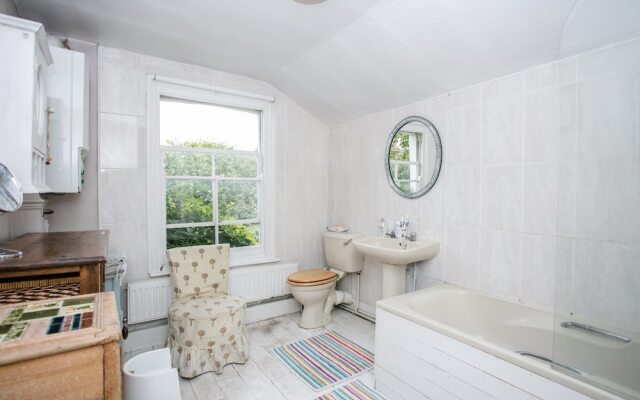 Spacious 3 Bedroom House in Clapton