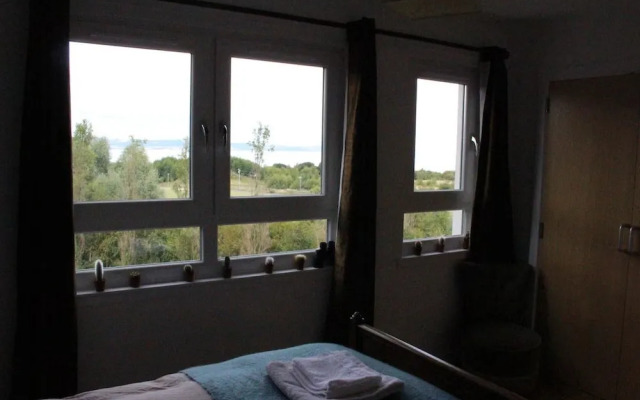 2-bed Seaside Apartment - Sleeps 5 & Free Parking