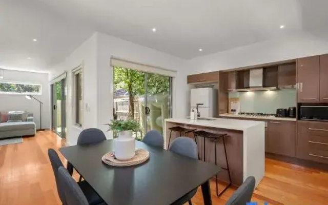 Relaxing Getaway Oasis with Patio in Charming Kew