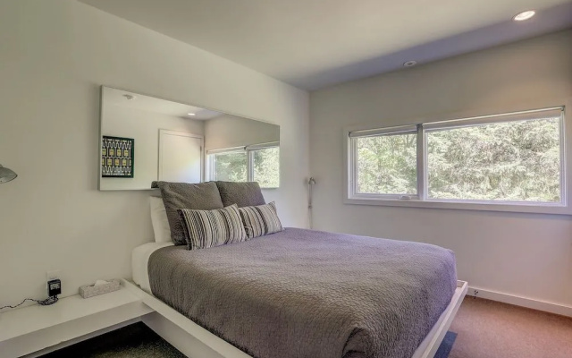 Neal Creek 2 Bedroom Home by RedAwning