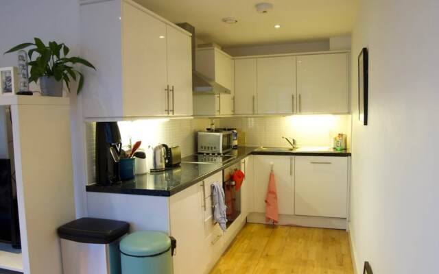 Light And Airy Dalston Living In Convenient Location