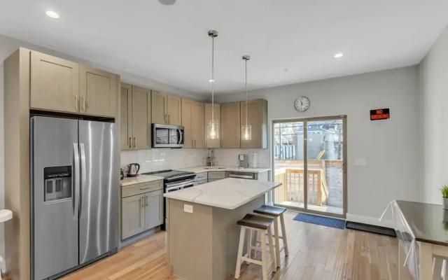 University City - Philadelphia 6 Bedroom Home by RedAwning