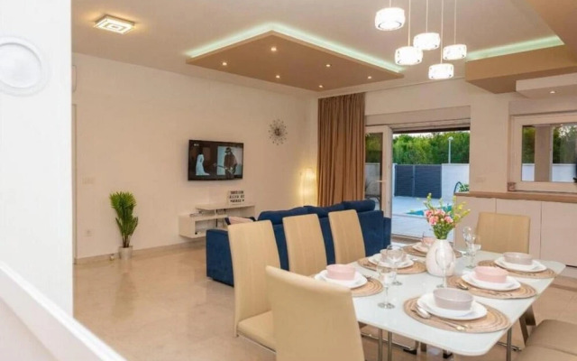 Luxury Villa Sabun with Pool & Hot Tub