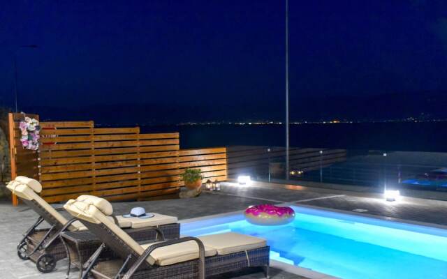 Aurora Luxury Retreat - Beachfront & Private Pool