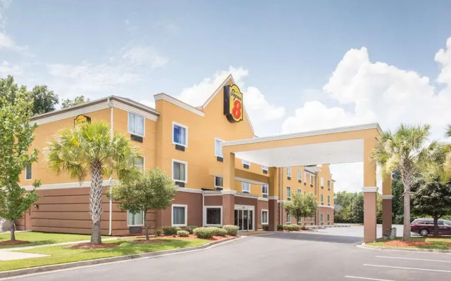 Super 8 Savannah
