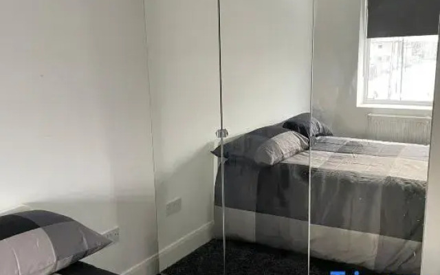 Greenwich Oasis Near o2 arena with Spacious Charm