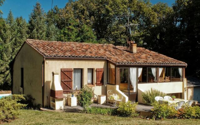 Spacious Holiday Home in Anglars-nozac With Swimming Pool