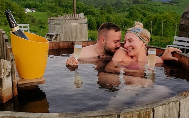 Ursa Mica Glamping Resort