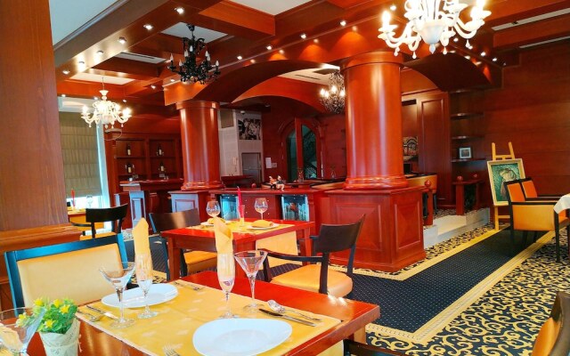 Ally Hotel