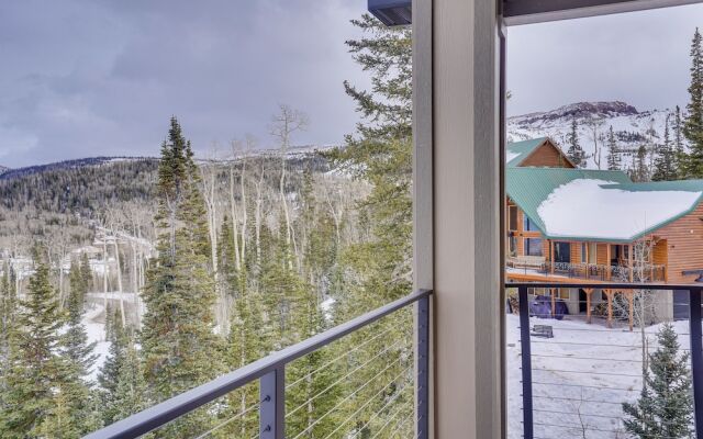 Spacious Utah Escape w/ Balcony & Mountain Views!
