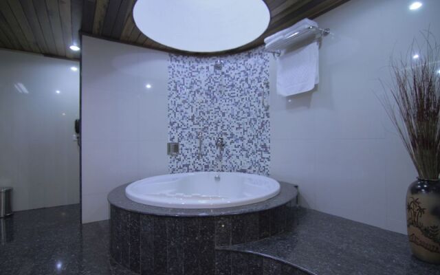 Manu Allaya Spa Resort