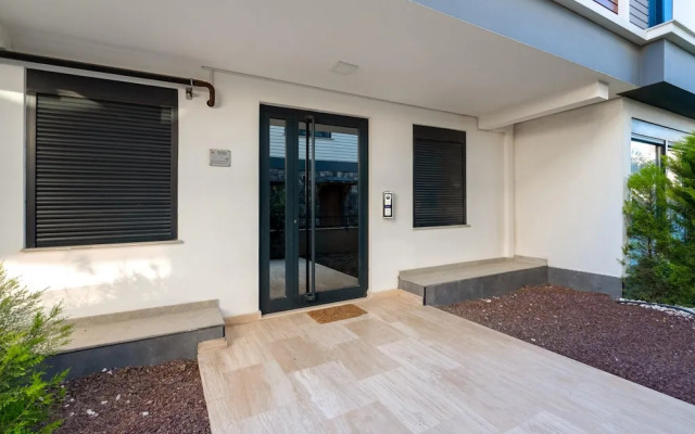 Duplex w Balcony Terrace 5 min to Beach