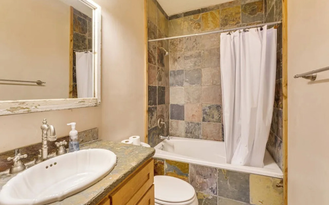 'burning Sky Lodge': Private Hot Tub & Ski-in/out