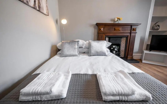 New Superhost Listing: Bright flat nr. University