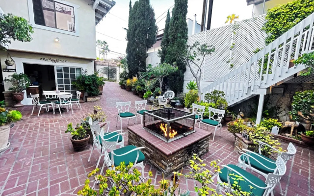 Catalina Courtyard Suites