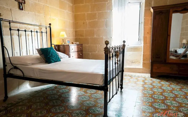 A pet Friendly Farmhouse With a Rooftop Pool