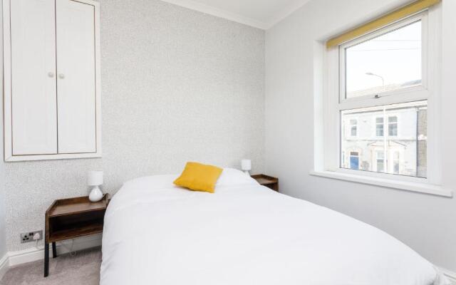 FREE PARKING - Comfy 3bed House - 8mins to centre!