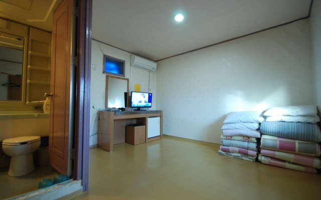 Beewon Guest House - Hostel