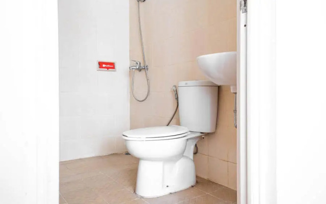 RedDoorz near Siloam Karawaci 3
