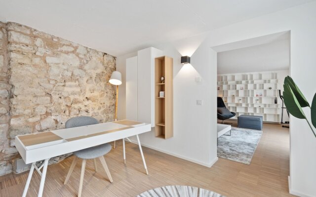 Modern Apt Old Town w Panoramic View ID4