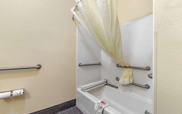 Econo Lodge Brunswick Travel Center