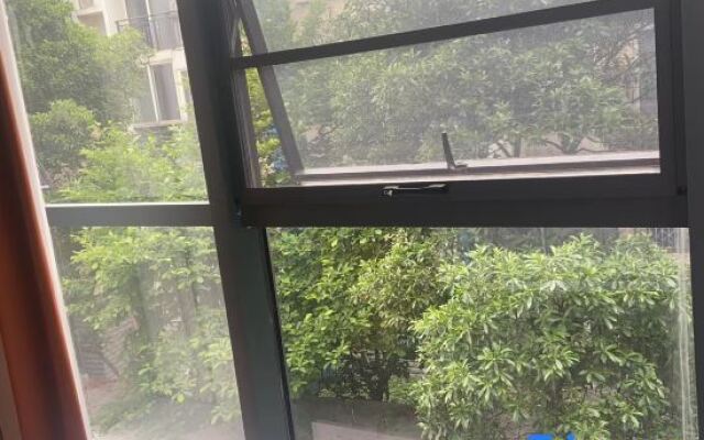 Wuhan Lanjing Hotel (Sports Center Dongfeng Company Subway Station)