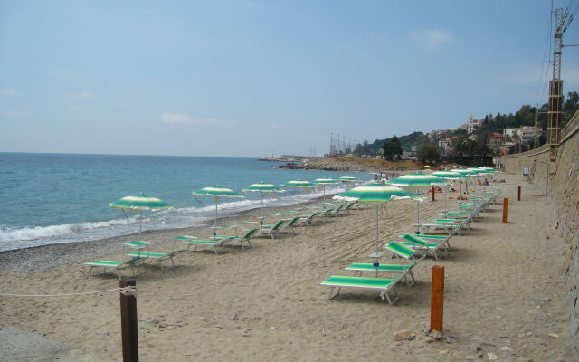 Lora Hotel