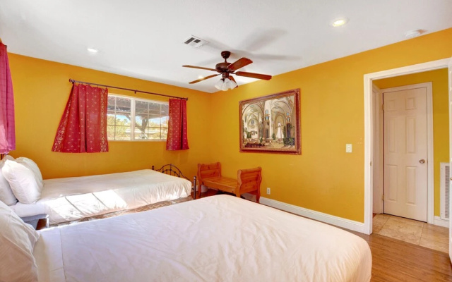 Las Vegas Elegance! Pool Table & Sparkling Pool! 3 Bedroom Home by RedAwning
