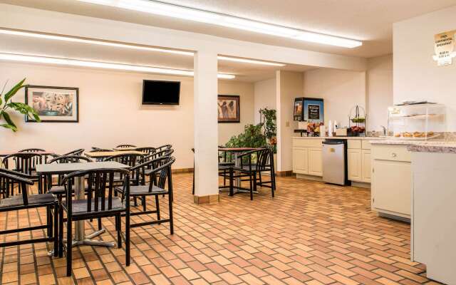 Econo Lodge Airport - Holland