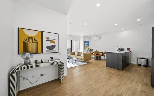 Refined 2-bed With Luxurious Building Amenities