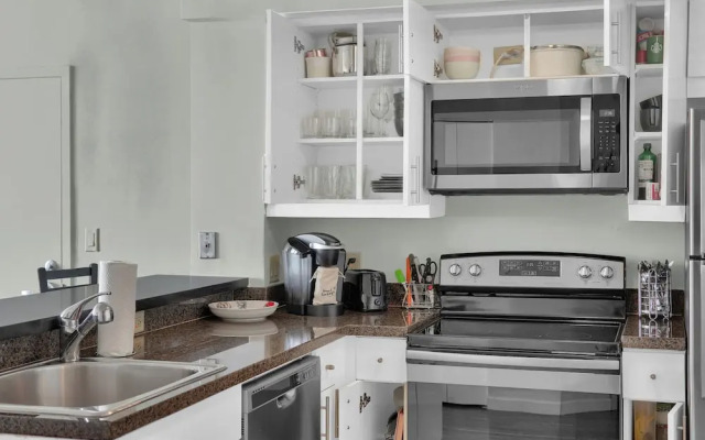 Spectacular Bay View 1bd 2baths in Grove