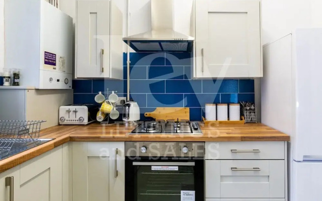 Lush Apartments 4 Bedroom House Claude
