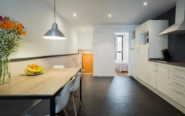 Liceu Apartments by gaiarooms