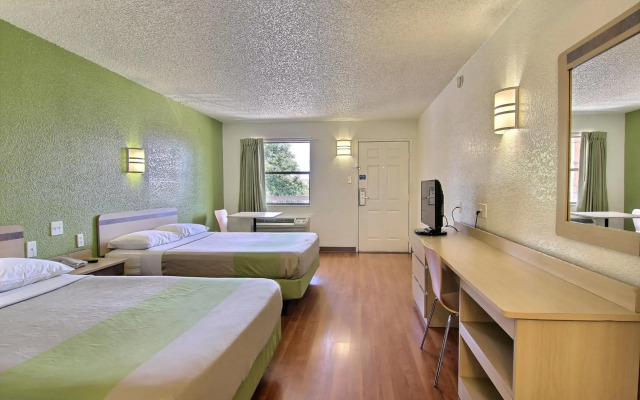 Motel 6 Austin, TX - Central Downtown UT