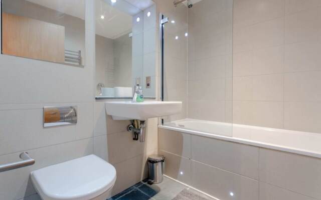 A Spacious 2 Bedroom Apartment In Aldgate East