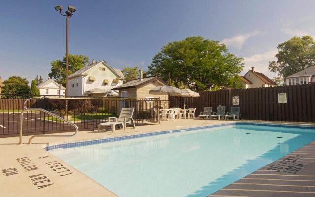 Super 8 by Wyndham Niagara Falls by the Falls