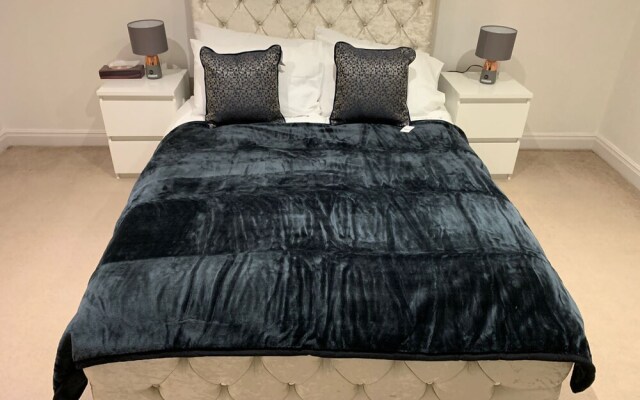 Royal Oak Apartment in Manchester Central Location