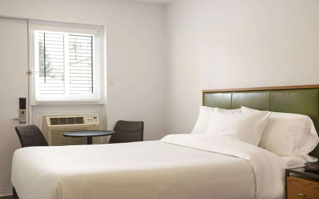 Econo Lodge Inn & Suites