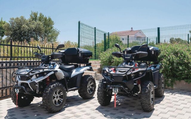 Nice Home in Sreser with Hot Tub, Sauna & WiFi