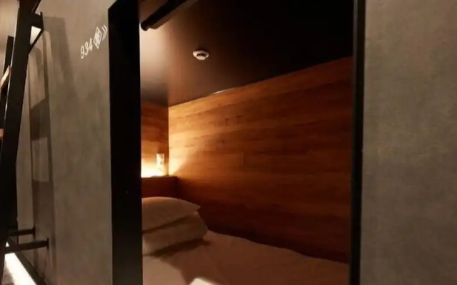 Rembrandt Cabin and Spa Shimbashi - Caters to Men