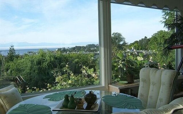 A Downtown Victoria Ocean View Bed and Breakfast