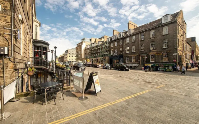 JOIVY Perfect Location! Charming Rose St Apt for Couples
