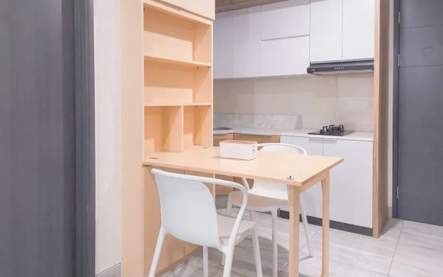 Homey And Good Place 2Br At Collins Boulevard Apartment